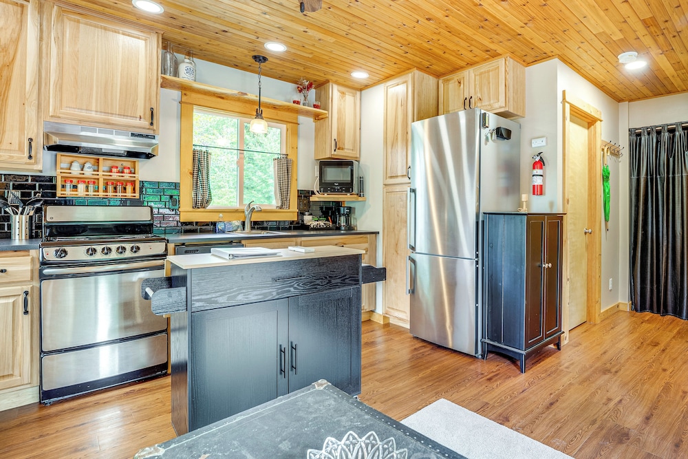 Deck & Fire Pit: Yakima River Retreat in Cle Elum