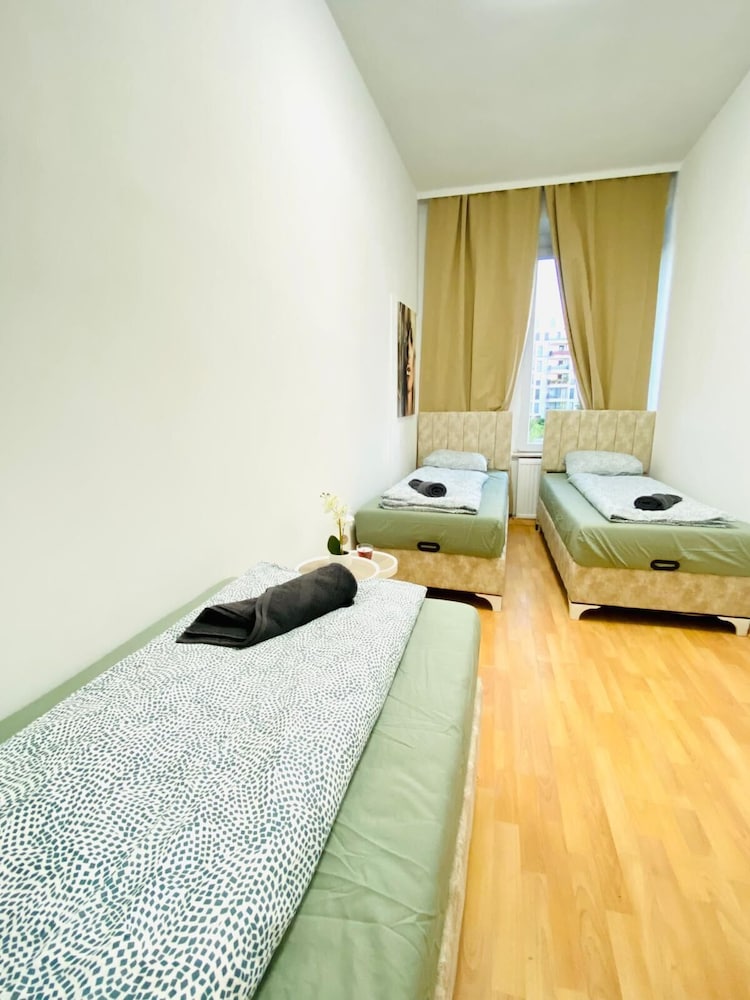 5 Bedroom Apartment near Schonbrunn