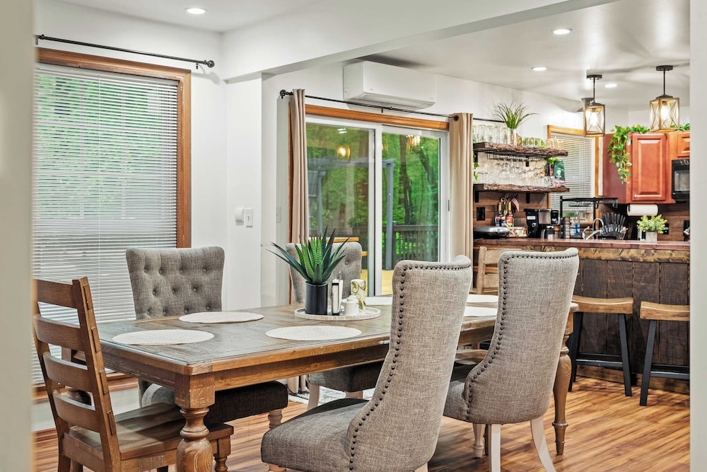 Stylish Mountain Retreat w/ Hot Tub & Firepit Penn Estate Getaway by Avantstay