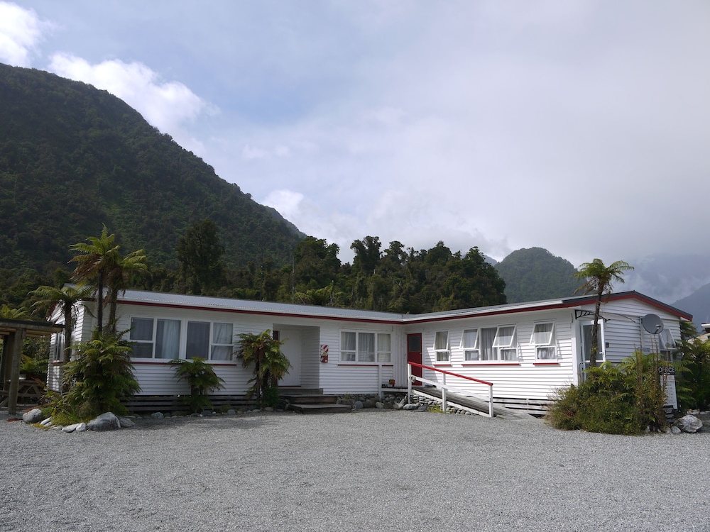 Hotel Central Franz Josef Cabins and Flats - Image 1