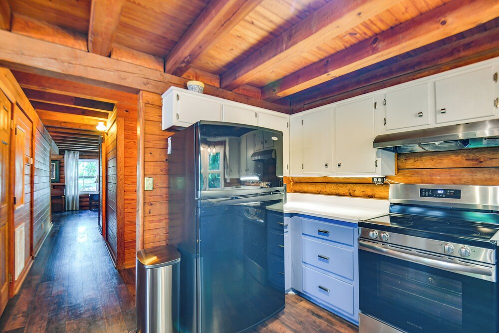 Waterfront Cabin on Lake Sinclair w/ Private Dock!