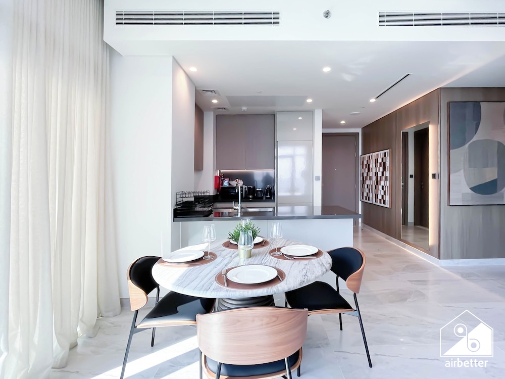 Luxurious 3BR Canal View Apartment Pool + Gym