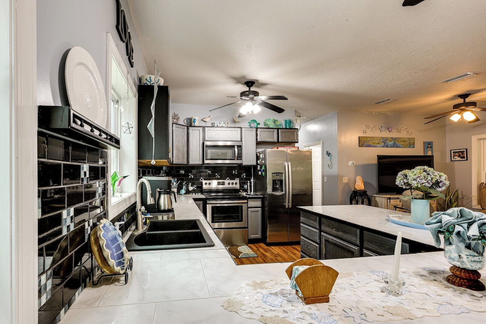 1/2 Mi to Sapelo River: Family Home w/ Large Yard