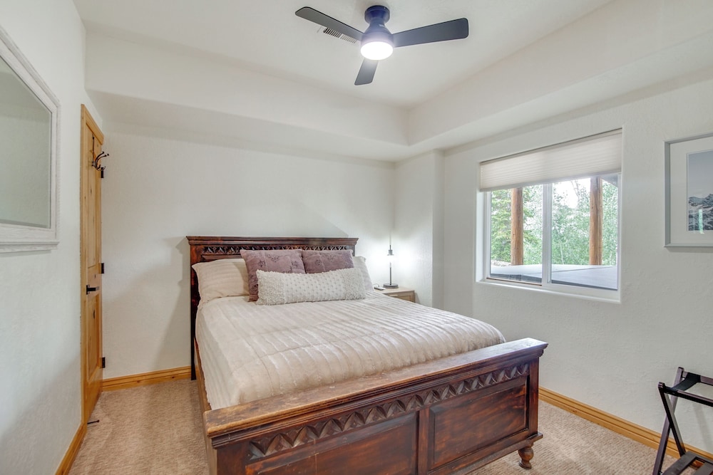 Hot Tub, Game Room! 3-story Brian Head Home