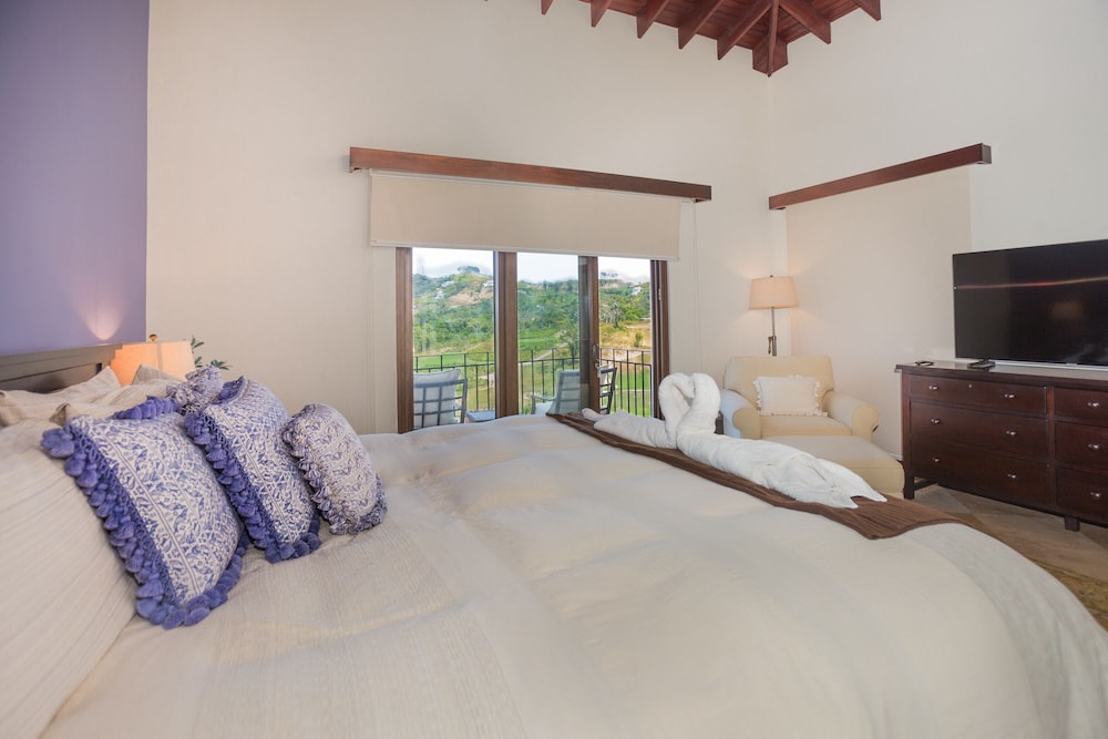 Pristine Bay 4033 4 Bedroom Home by RedAwning view 3