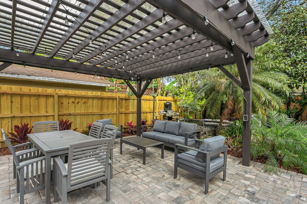 Pool House Oasis - Home for 6