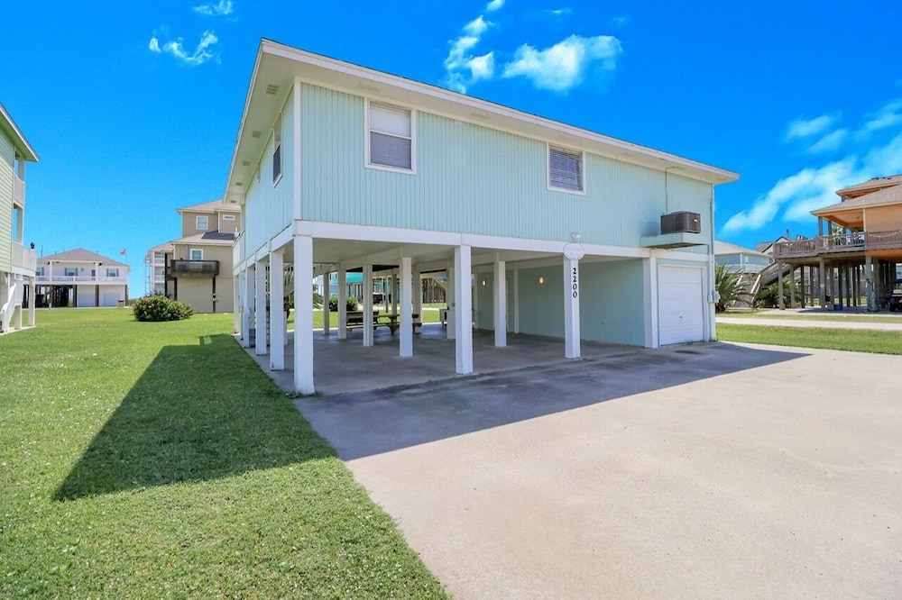 Always Sunny 3 Bedroom Home by RedAwning