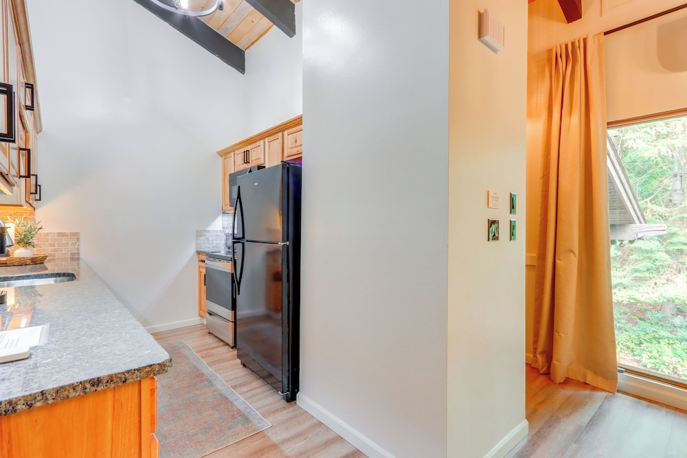 Walk to Twin Lakes: All-season Idaho Condo!