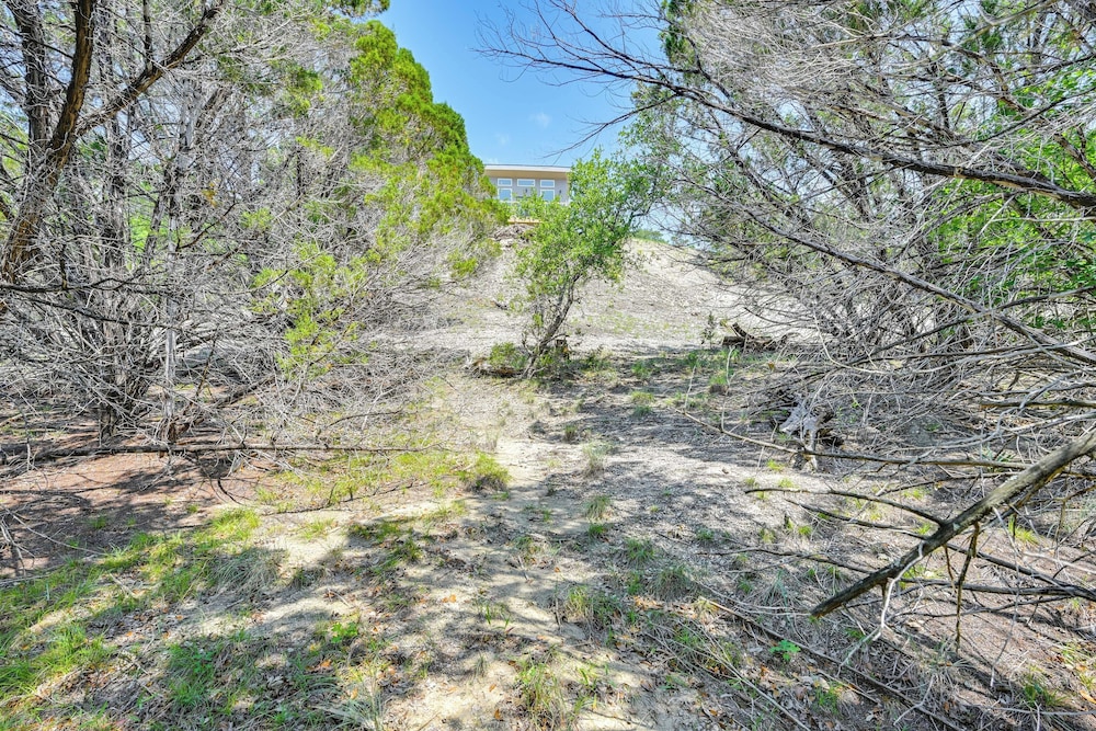 Hot Tub & Valley Views: Hidden Gem in Texas