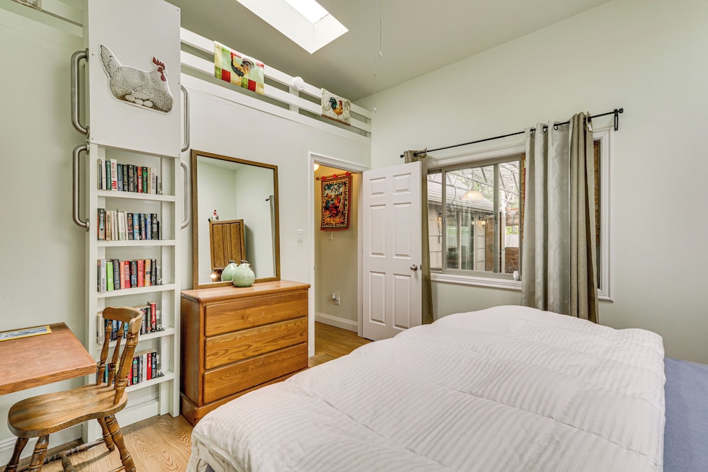 7 Mi to Dtwn Portland: Quiet Yet Central Home