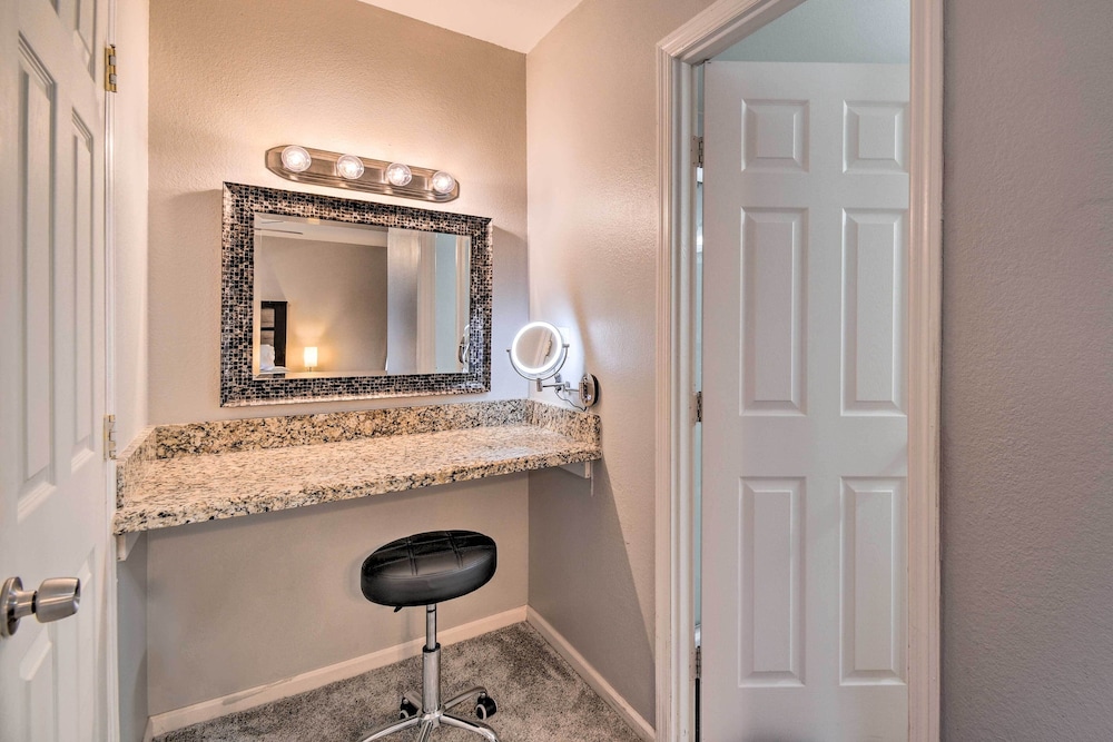 Scottsdale Gem: Pool Access, Walk to Old Town