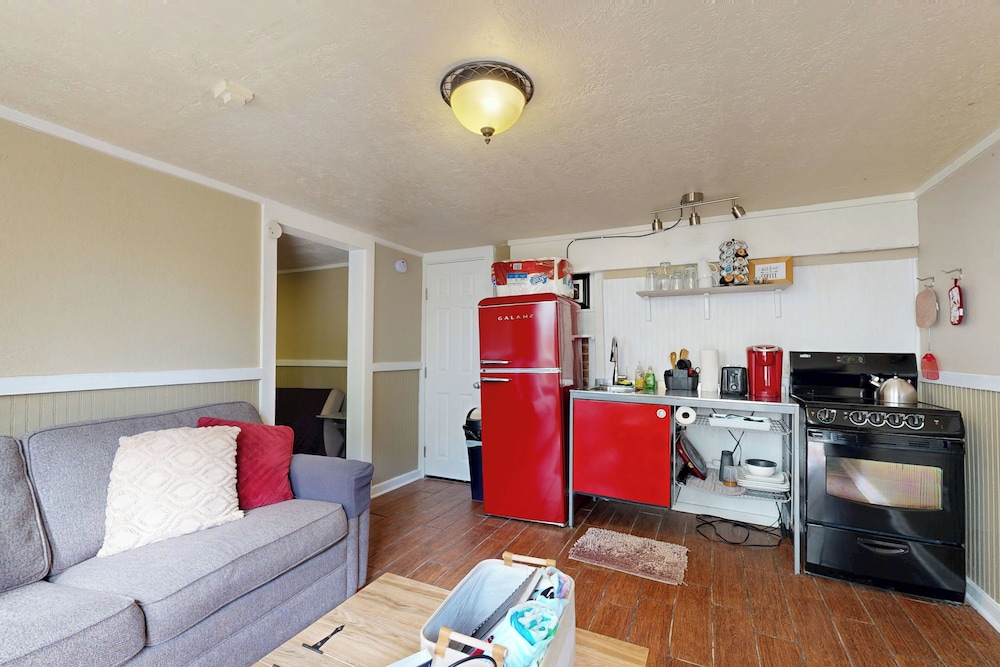 2-story Galveston Getaway w/ Balcony & Patio