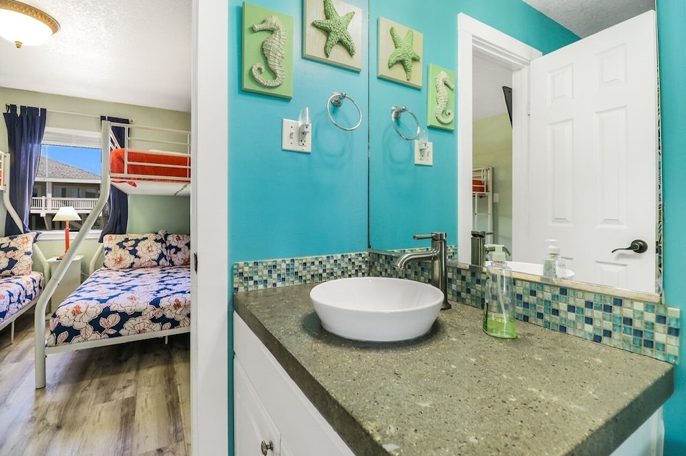 Always Sunny 3 Bedroom Home by RedAwning