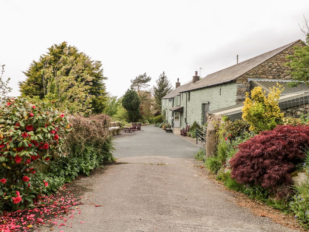 Near Bank Cottage