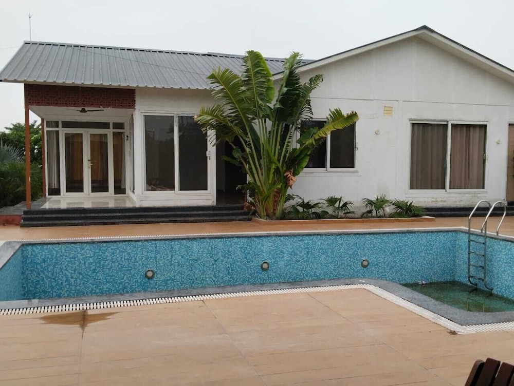 GoBravo 16 3BHK Farm with Pool & Lawn Sec150 Noida