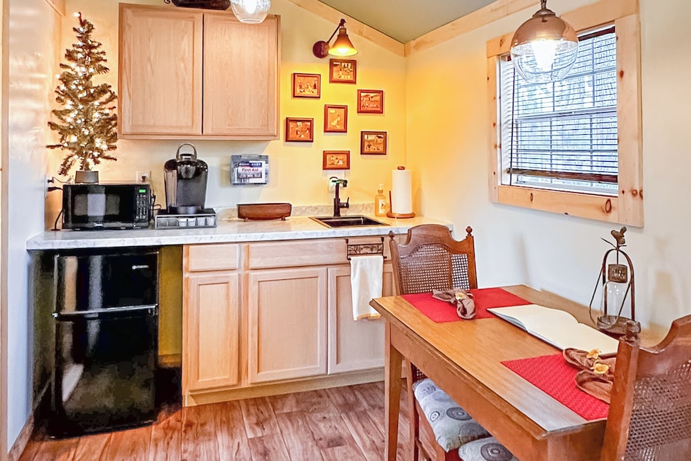 1BR Rustic Cabin w/ Kitchenette, Streaming & Wifi