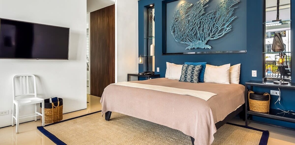 Stylish King-bed Unit - Pool - Ocean View - Gym