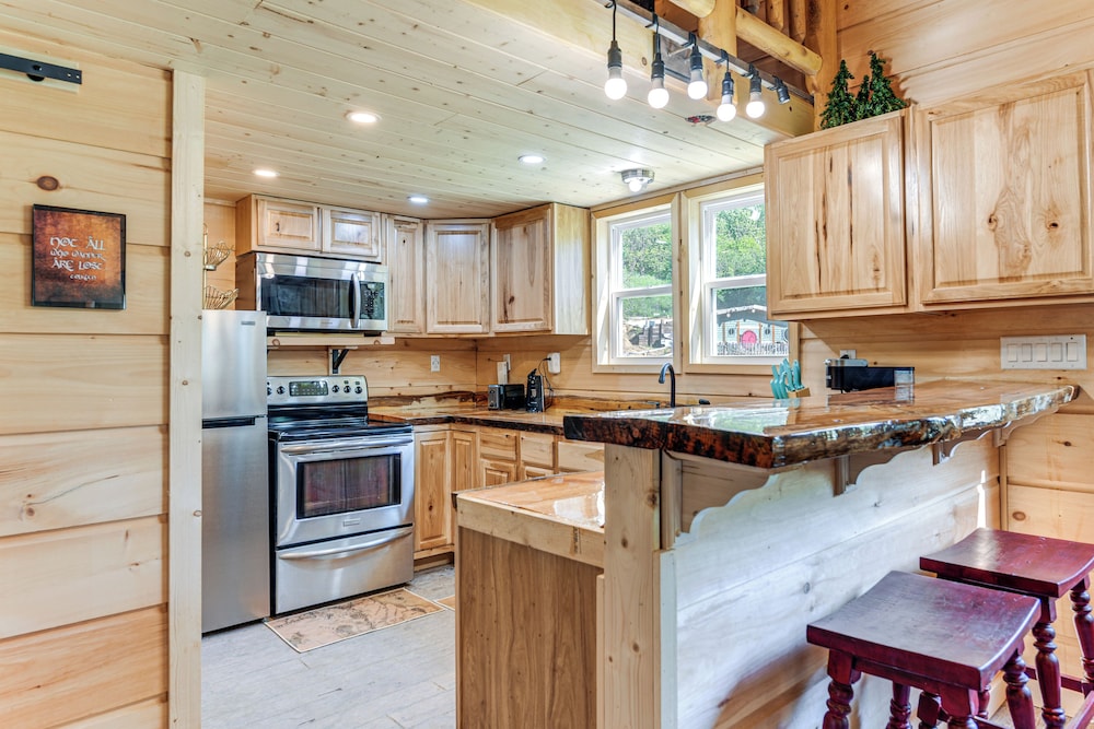 On-site Creek Access: Pet-friendly Cosby Cabin!