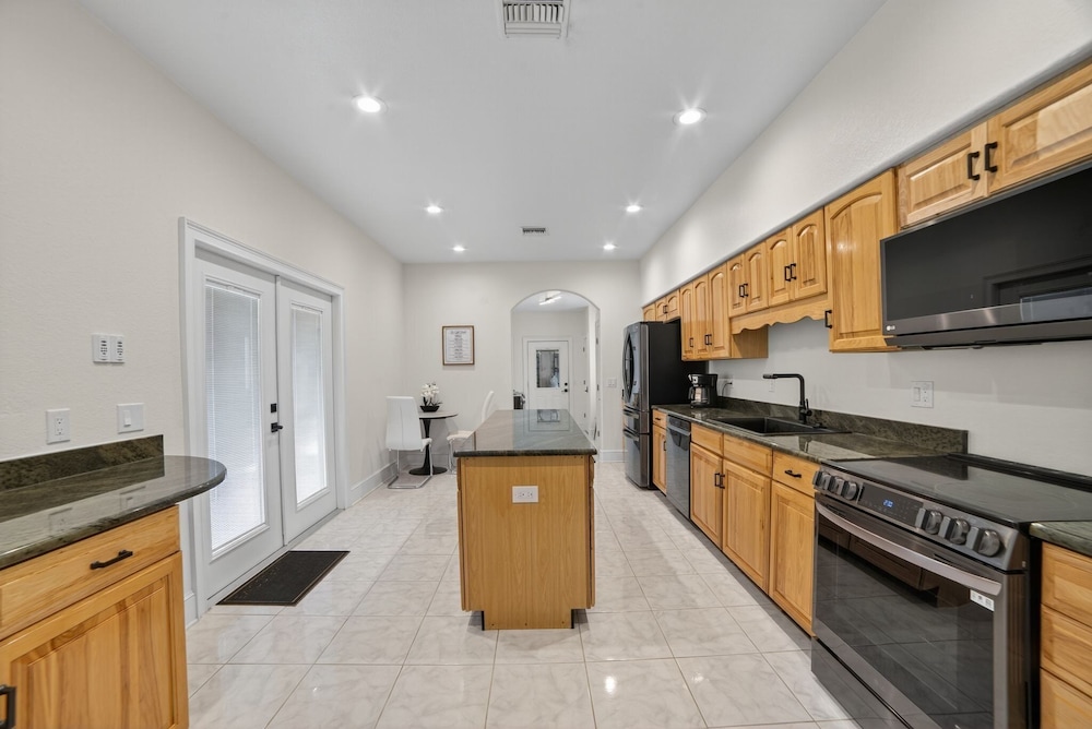 Lakeland Oasis Hot Tub, Lanai & Fire Pit 3 Bedroom Home