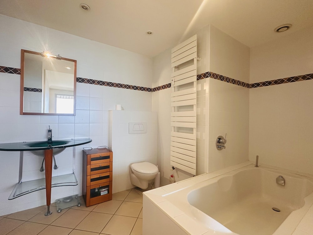 Large Light and Modern 2 Bedroomed Apartment in Cannes With Sea Views Pool and Lovely Terrace - 1503