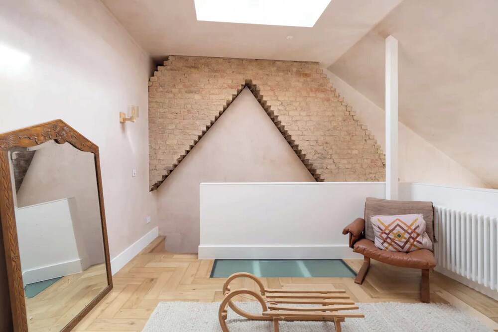 Rustic & Spacious 2BD Flat Near White City