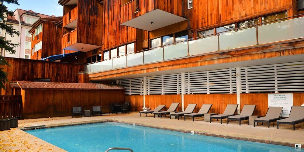 Chic 3BR Condo in Lionshead Village - Ski-in/ski-out at Eagle Bahn Gondola