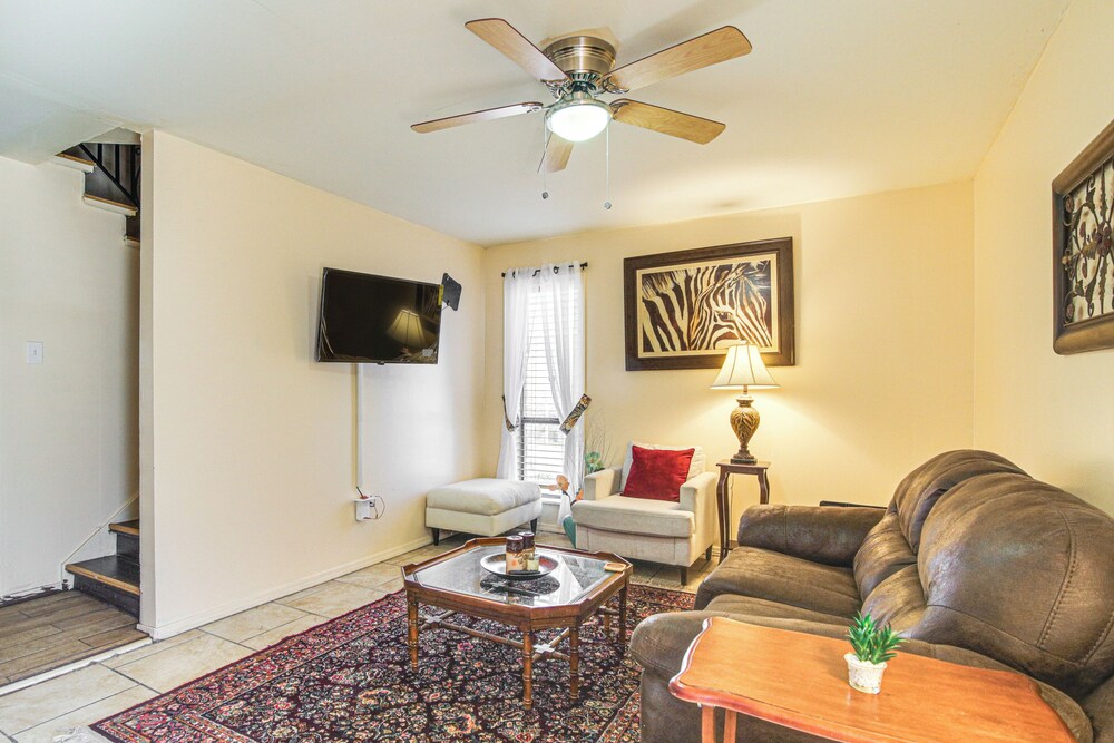 17 Mi to Dtwn Memphis: Townhome w/ Fenced Yard!
