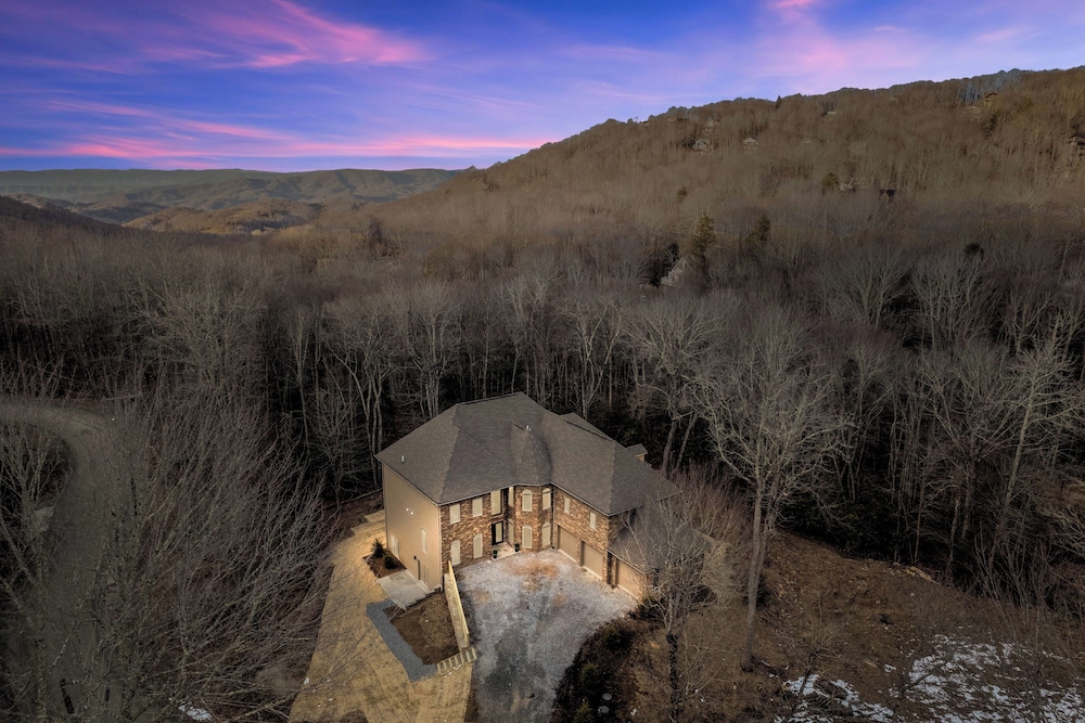 2 Mi to Beech Mtn Resort! 8,000-sq-ft Luxe Escape