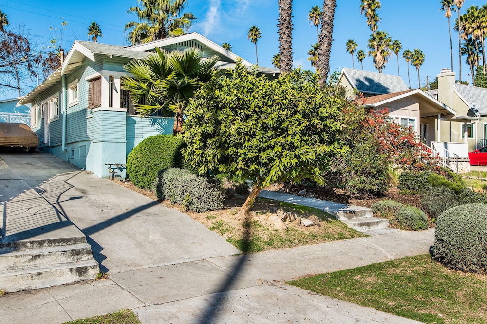 Charming 2 Bedroom Bungalow in Silver Lake