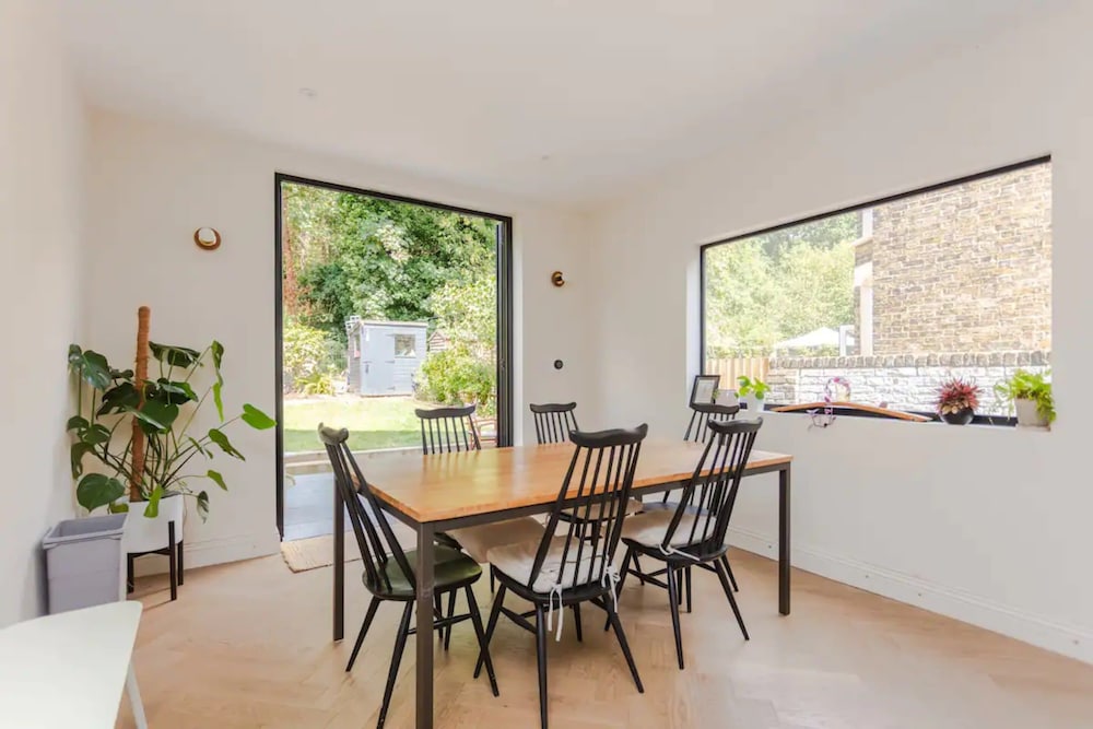 Modern 3 Bedroom Home in Honor Oak Beside Nature Reserve