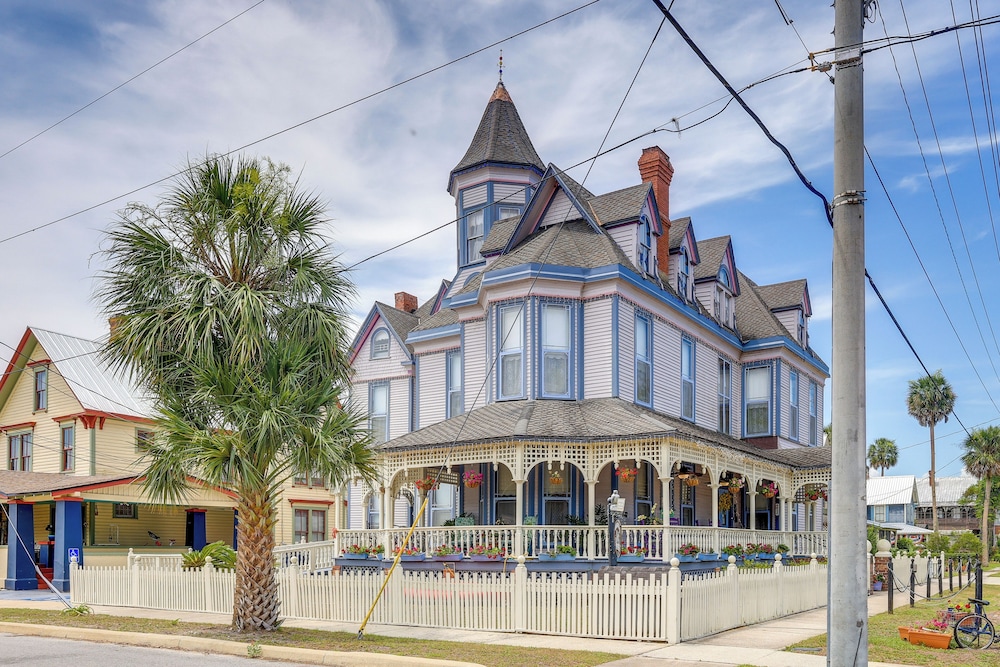 Grand Gables: Home 1 Block to St Johns River