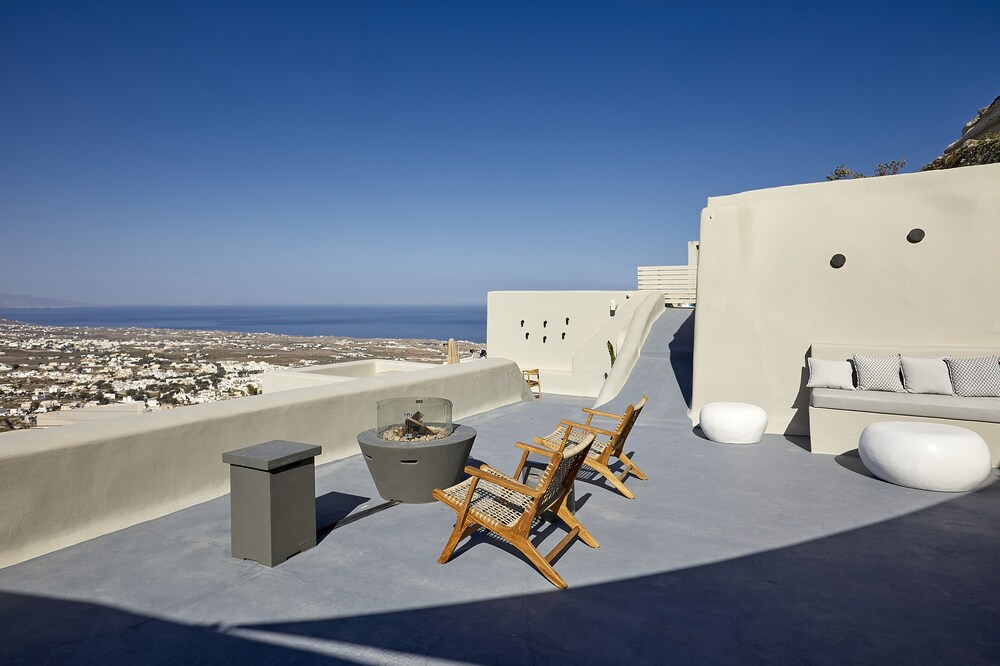 Luna Santorini Suites