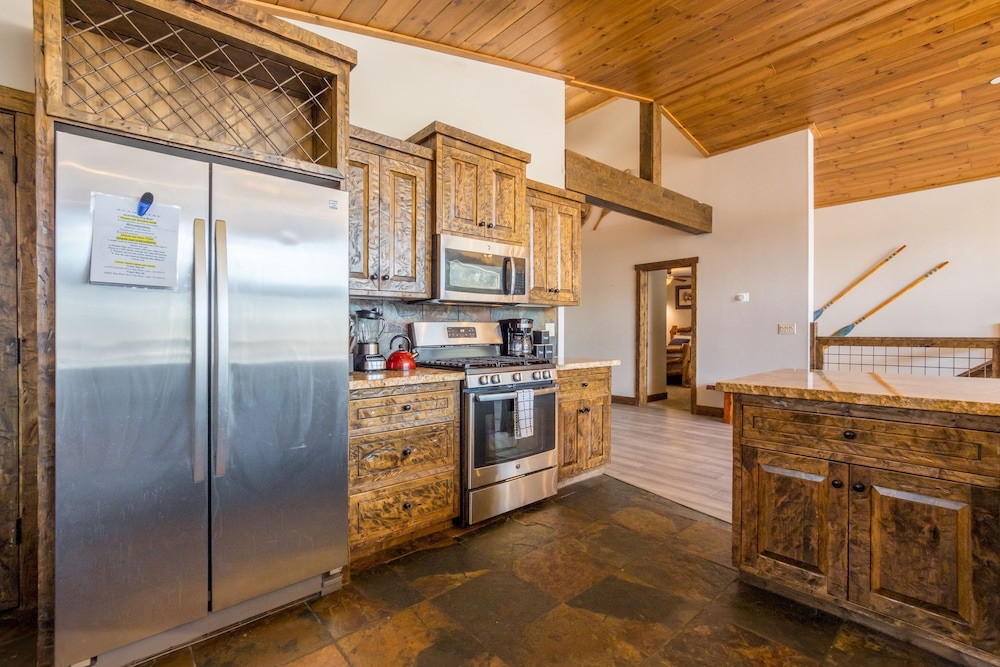 Lakefront Lodge by Avantstay Lakefront Cabin w Hot Tub