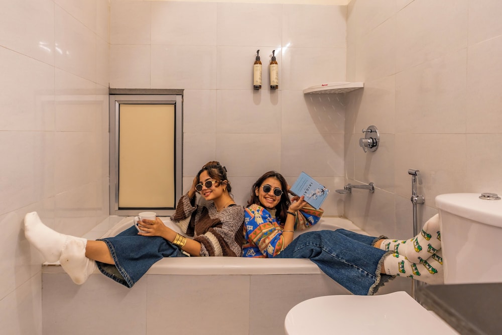 goSTOPS PLUS Kasol Manikaran Road, Bar and Hostel