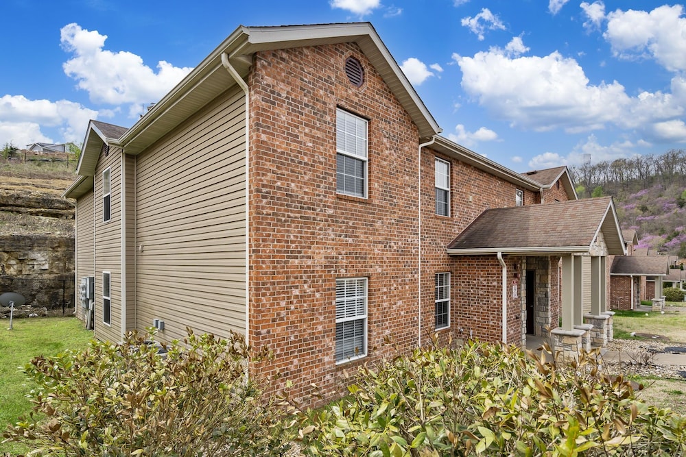 Country Farmhouse - Best of Branson! view 4