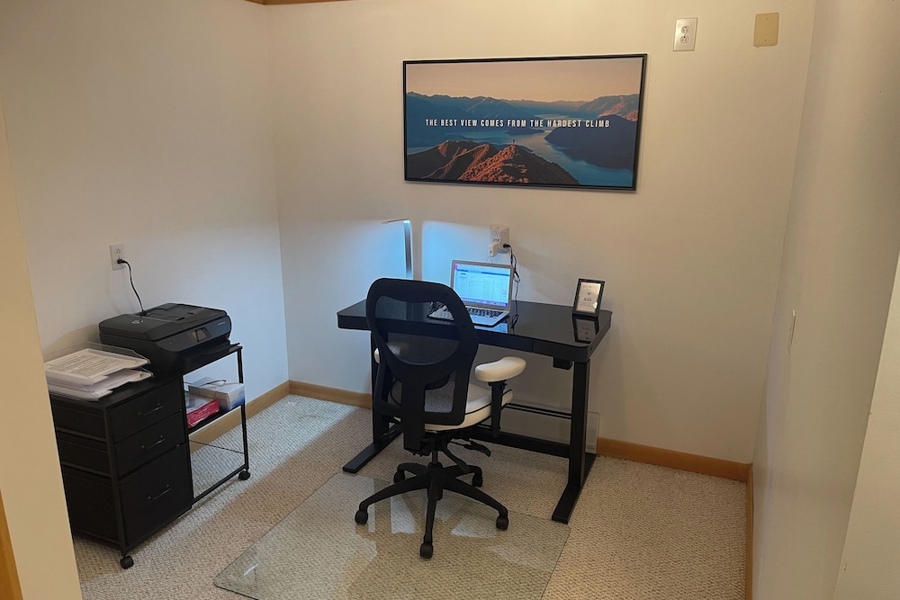 3BR Home w/ Private Hot Tub, Kayaks & Lake Views