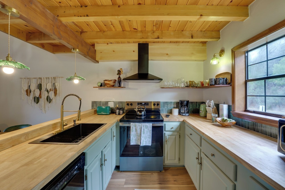 Red River Home w/ Ski Slope, Mtn & River Views!