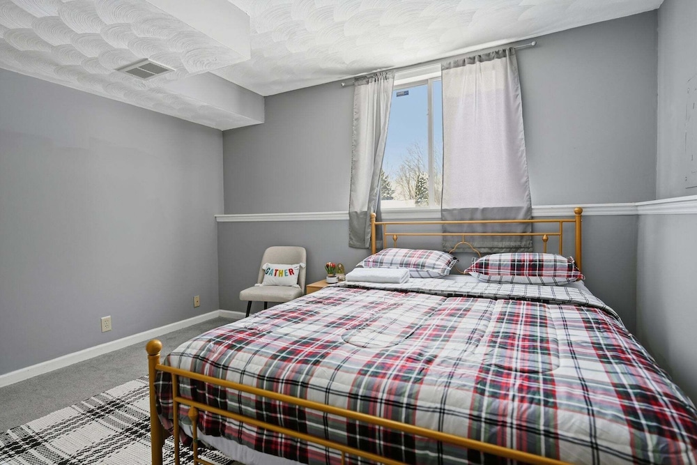 Bright 4br Near Msu & Downtown 4 Bedroom Home