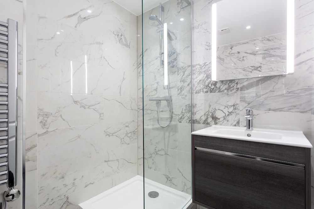 The Carlyle - Elegant Serviced Apartments