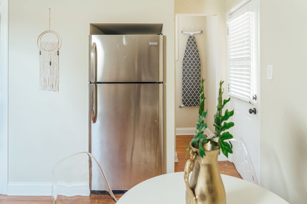 Homey 2BR - Central Charming