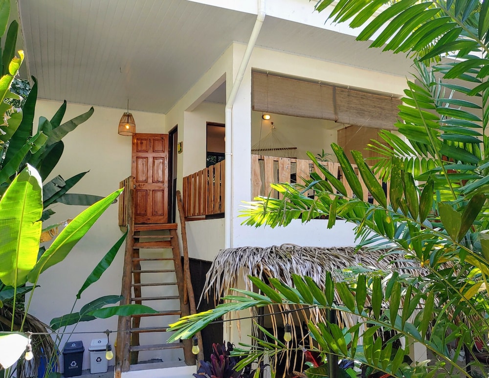 Colibri Surf House & Flats