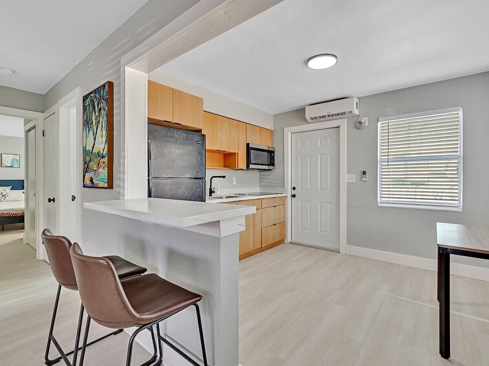 Beachside 1BR Apt Walk to Hollywood & Dania Beach