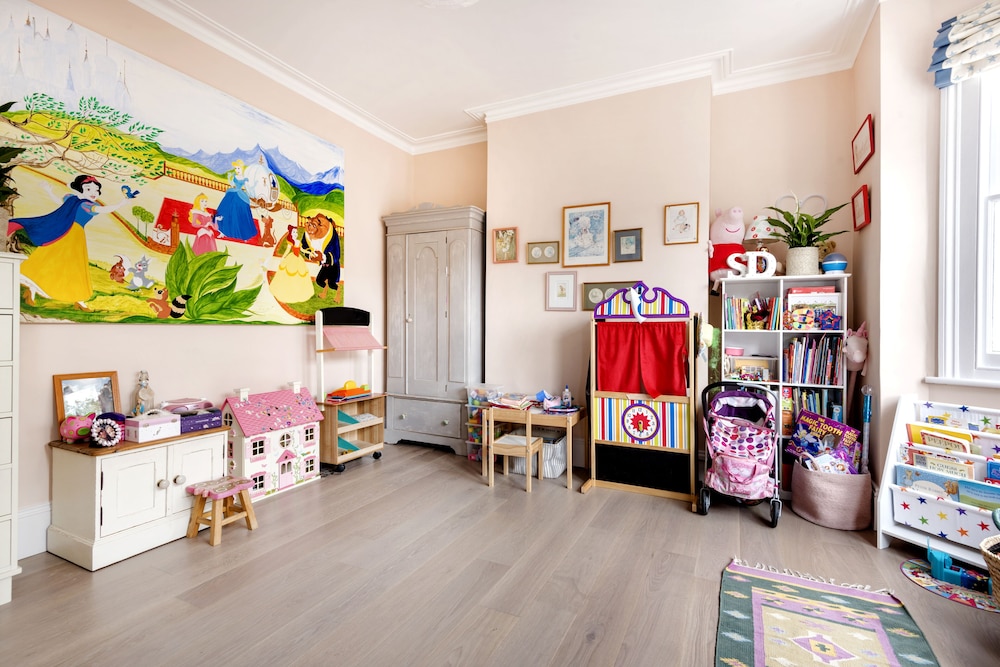 Spectacular Shepherds Bush Home Close to Westfield