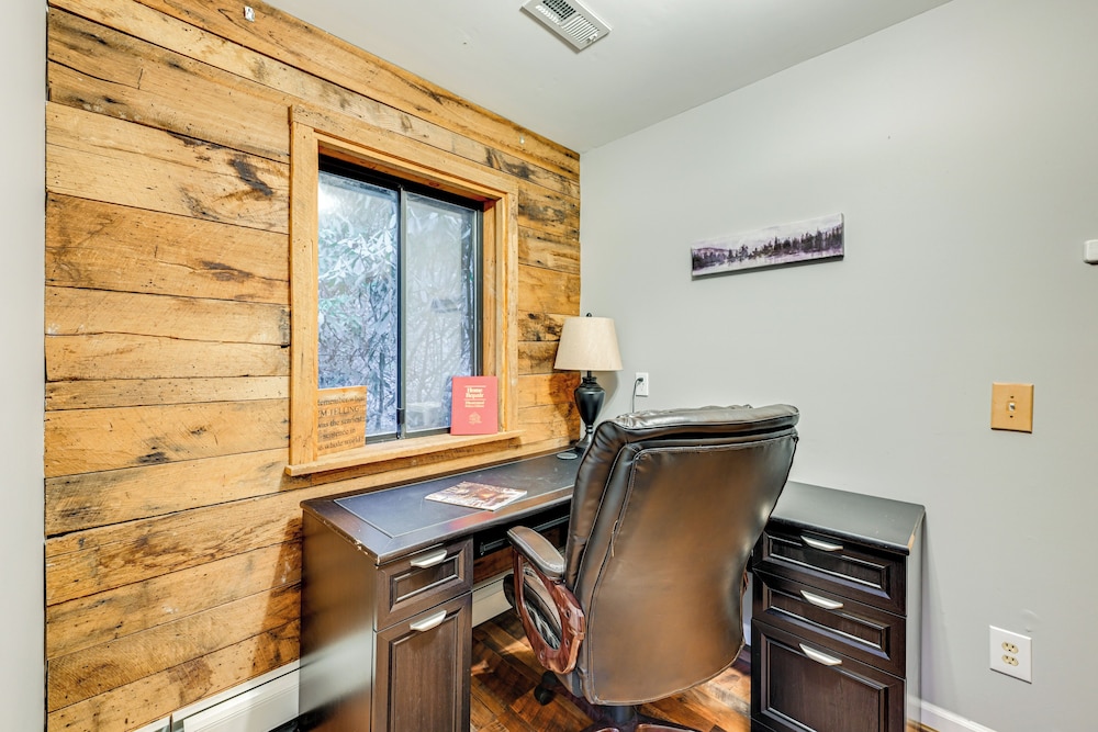 Winter Wonderland Cabin w/ Creek & Game Room