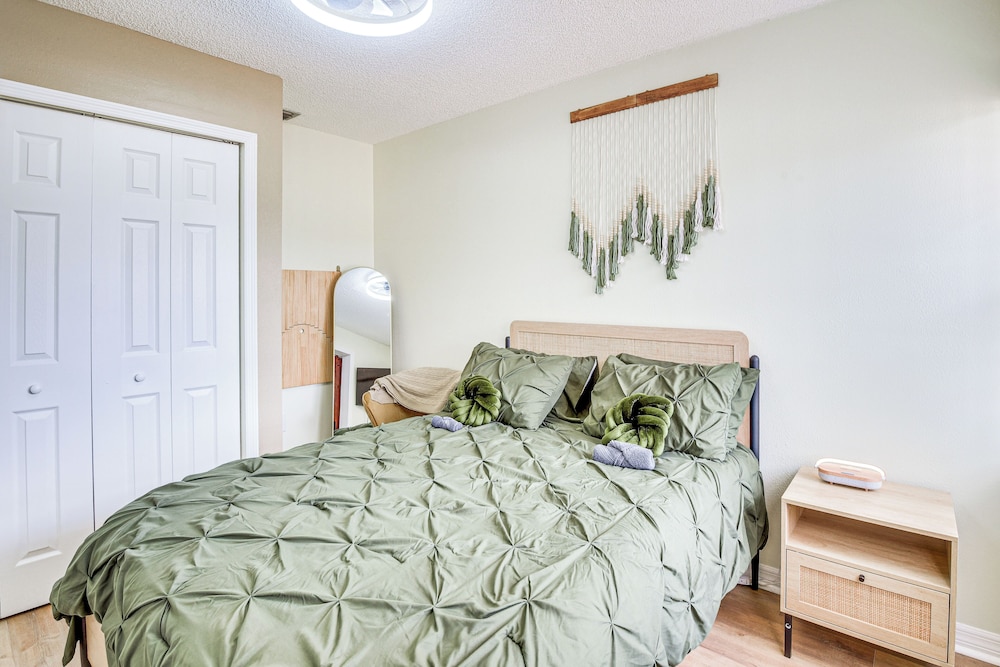 6 Mi to Gemini Springs Park: Chic Home w/ Pool!
