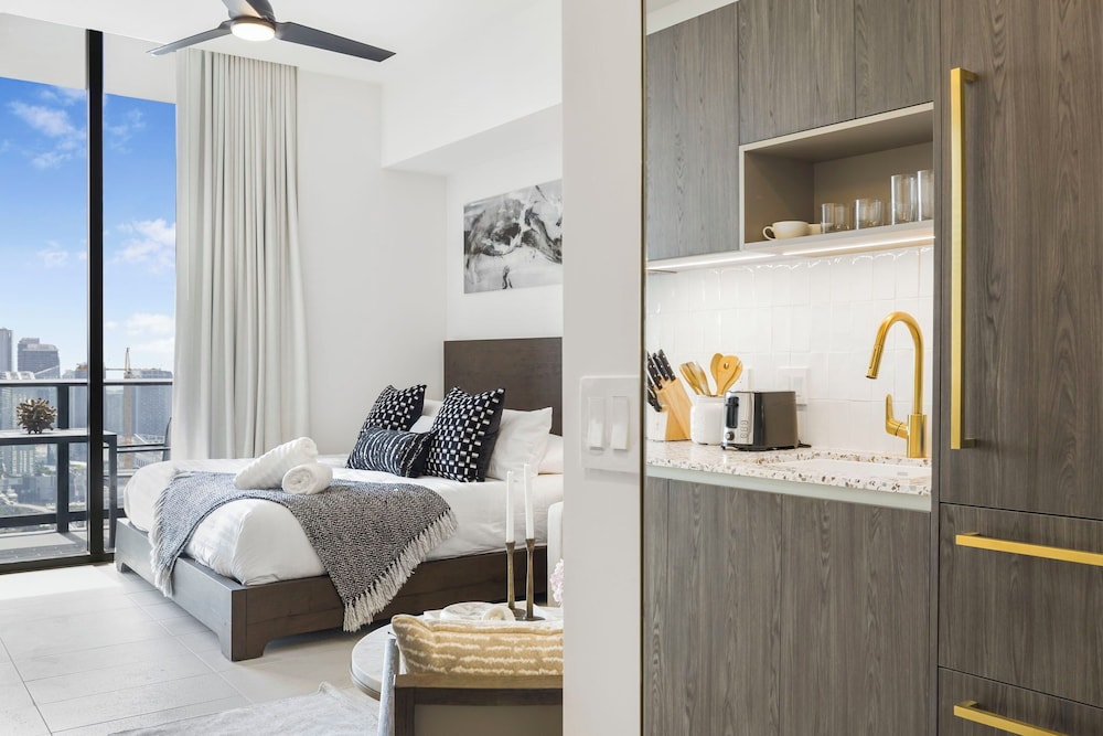 Lux Studio W City Views and Pool