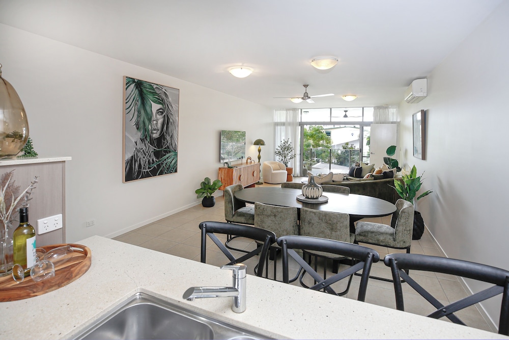 Luxury Cairns Stay with Pool and BBQ