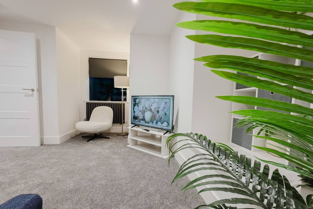 Luxury Seaside Home Parking Sleeps 8 by Adliv
