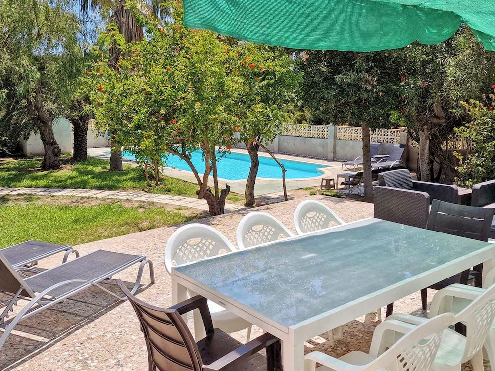 House With Exclusive Pool and Garden 7 min Walk From the Beach and the Center