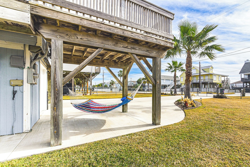 Canal-front Gem in Galveston: Fish, Crab & Unwind